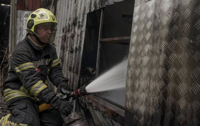 В Киеве на территории Гидропарка крупный пожар: что известно