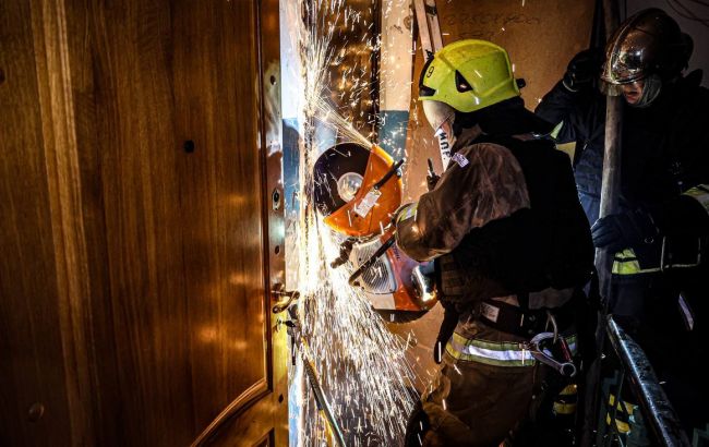 Росіяни вдарили дроном по багатоповерхівці в Харкові: почалася пожежа, є постраждалі