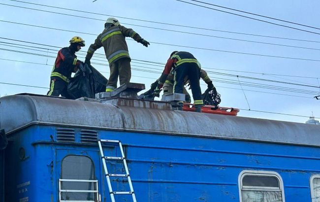 У Києві підлітки залізли на дах потяга: один загинув, двоє з опіками