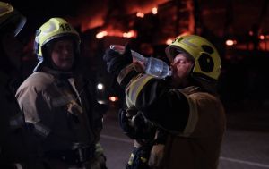 Палають житлові будинки, склади і офісна будівля: все про обстріл Києва