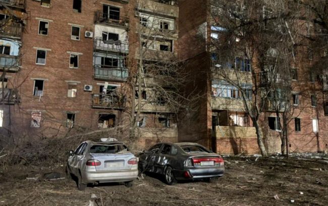 РФ скинула на Слов'янськ авіабомбу: пошкоджено майже десять будинків, 6 людей поранені