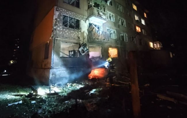 У Києві через атаку РФ пошкоджено п'ятиповерхівку та є постраждалі (фото)