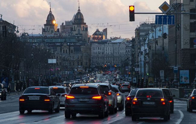 В Киеве возле Дворца "Украина" прорыв трубы: есть проблемы с дорожным движением