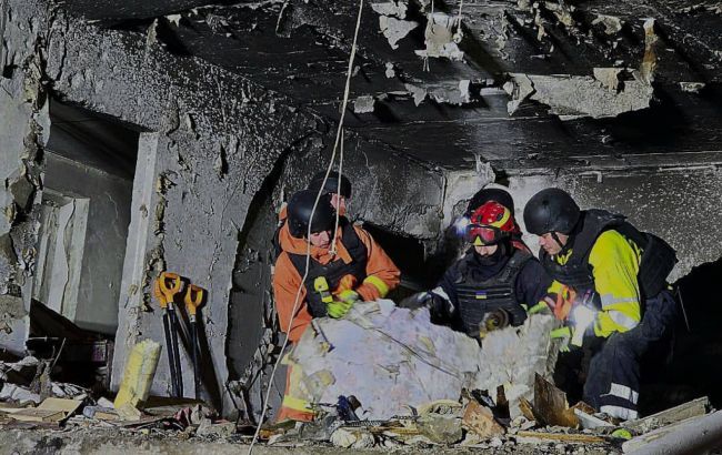 У ДСНС показали фото наслідків удару дрону РФ по будинку у Харкові: є постраждалі