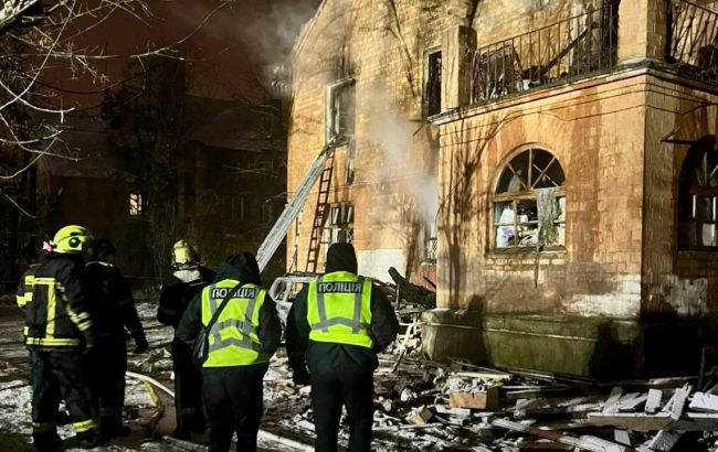 Пошкоджені висотки, садок та гаражі: перші фото наслідків атаки РФ по Києву