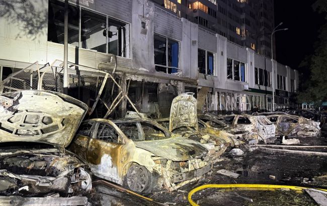 Згоріли авто на парковці, в будинках вибито вікна: фото наслідків атаки РФ по Одесі