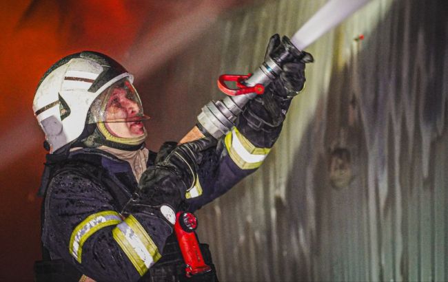 Прильоти, пожежі та багато поранених. Що відомо про масовану атаку дронів по Україні