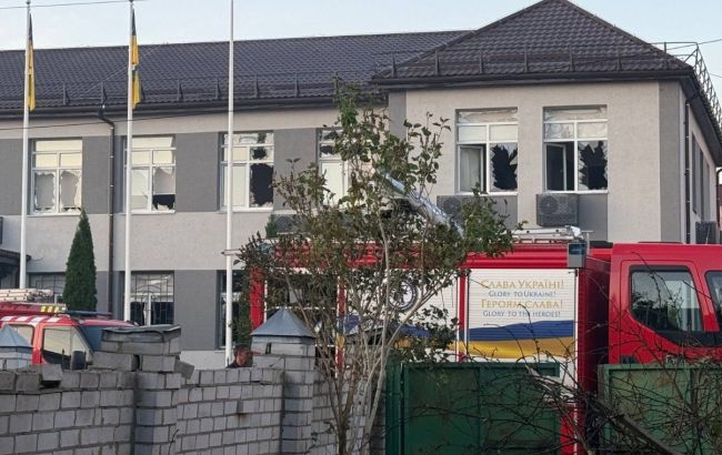 В Киеве из-за ночной атаки РФ пылала квартира и повреждены дома