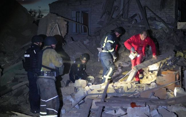 У Запоріжжі зруйновано будинок та горить ринок: загинули жінки, серед постраждалих дитина