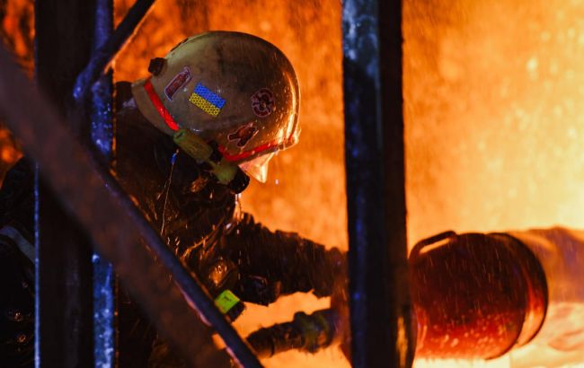 Ночные удары по Харькову и области: горели здания, есть пострадавшие (фото)