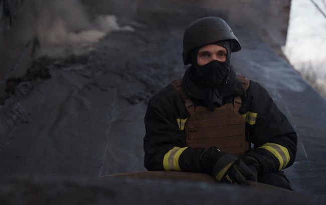 В ГСЧС показали фото последствий атаки РФ по Киеву: ликвидация пожаров продолжается