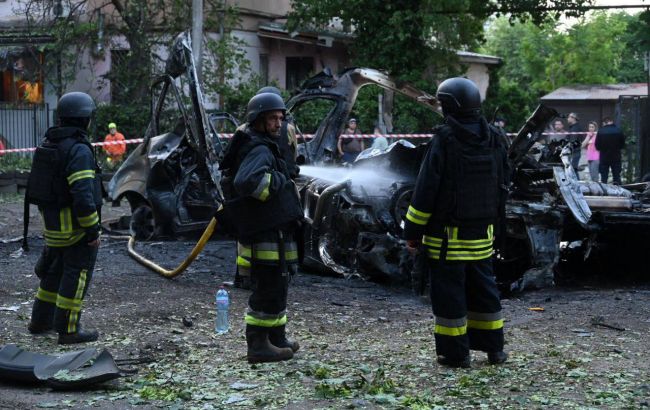 В Одессе повреждены дома и сгорели авто: появились фото последствий атаки РФ