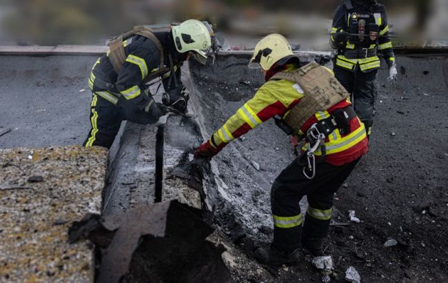 Росіяни вдарили дроном по багатоповерхівці в Сумах, є постраждала (фото, відео)