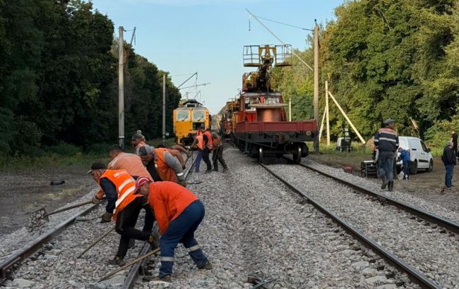 Залізничне сполучення під Києвом відновлено: поїзди повертаються на маршрути