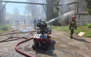 У Львові спалахнула пожежа на заводі "Іскра", є загиблі та постраждалі