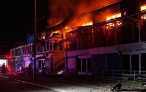 РФ атаковала ТЦ в Запорожье: возник масштабный пожар, есть пострадавшие