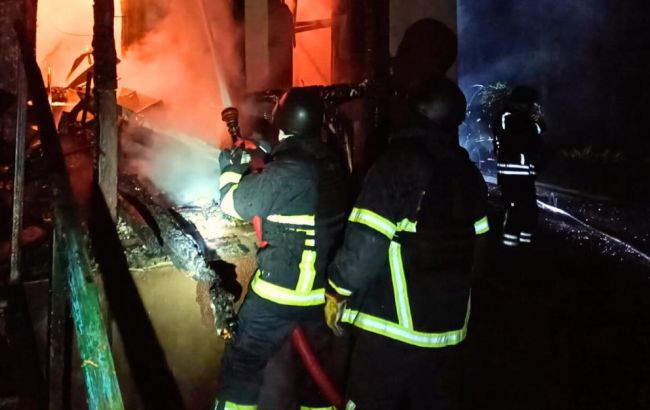 Ночной обстрел Бучи: горело здание санатория, пострадал мужчина (фото)