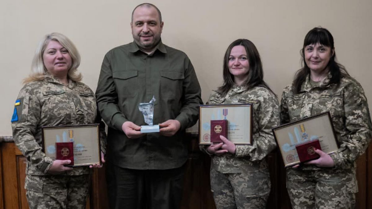 Умєров нагородив Наталію Грабарчук, яка збила крилату ракету Х-101 із ПЗРК "Ігла"