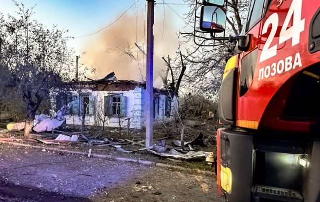 Росіяни вдарили по Лозовій на Харківщині: горить будинок, постраждали люди