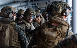 Десантний корабель і тисячі морпіхів США прибули на Близький Схід