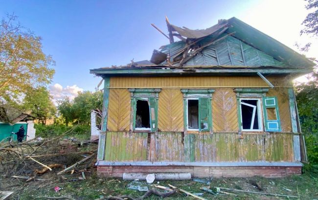 Разрушение домов и погибший: РФ атаковала Нежинский район