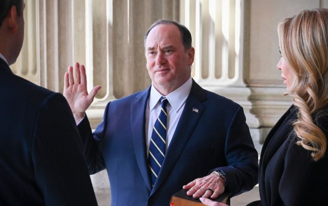 Колишній глава ВМС США просив Трампа не звільняти його, - WSJ