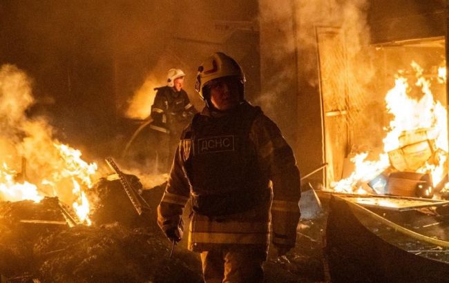 У Хмельницькому після атаки РФ сталася повторна детонація: поранені 4 рятувальників