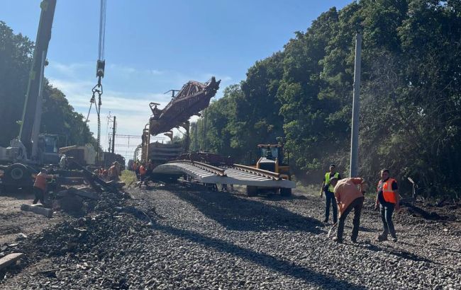 Движение возобновят к вечеру. Свириденко показала ликвидацию последствий взрывов под Киевом