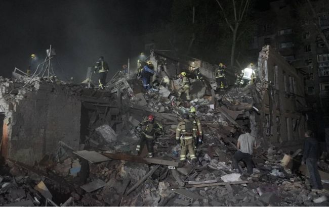 Кількість жертв у Києві зросла: ДСНС опублікувала фото наслідків атаки РФ