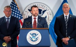 Літак з міністром внутрішньої безпеки США здійснив екстрену посадку