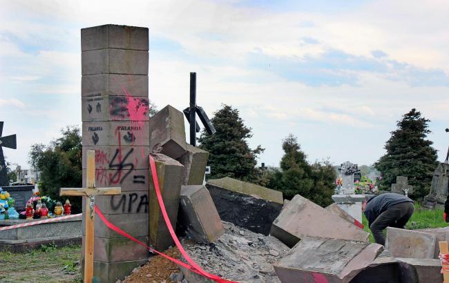 У Польщі пообіцяли відновити зруйновані українські пам'ятники