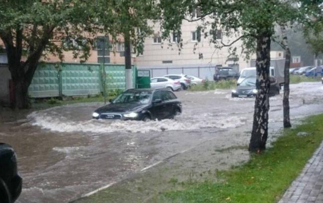 Мужчина в Москве после мощного урагана устроил "рыбалку" посреди улицы