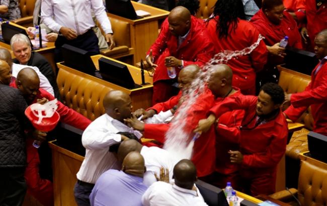 В парламенте ЮАР произошла массовая драка депутатов