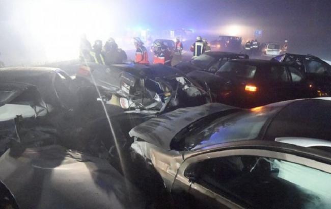 У Німеччині через туман зіткнулися 24 машини, одна людина загинула