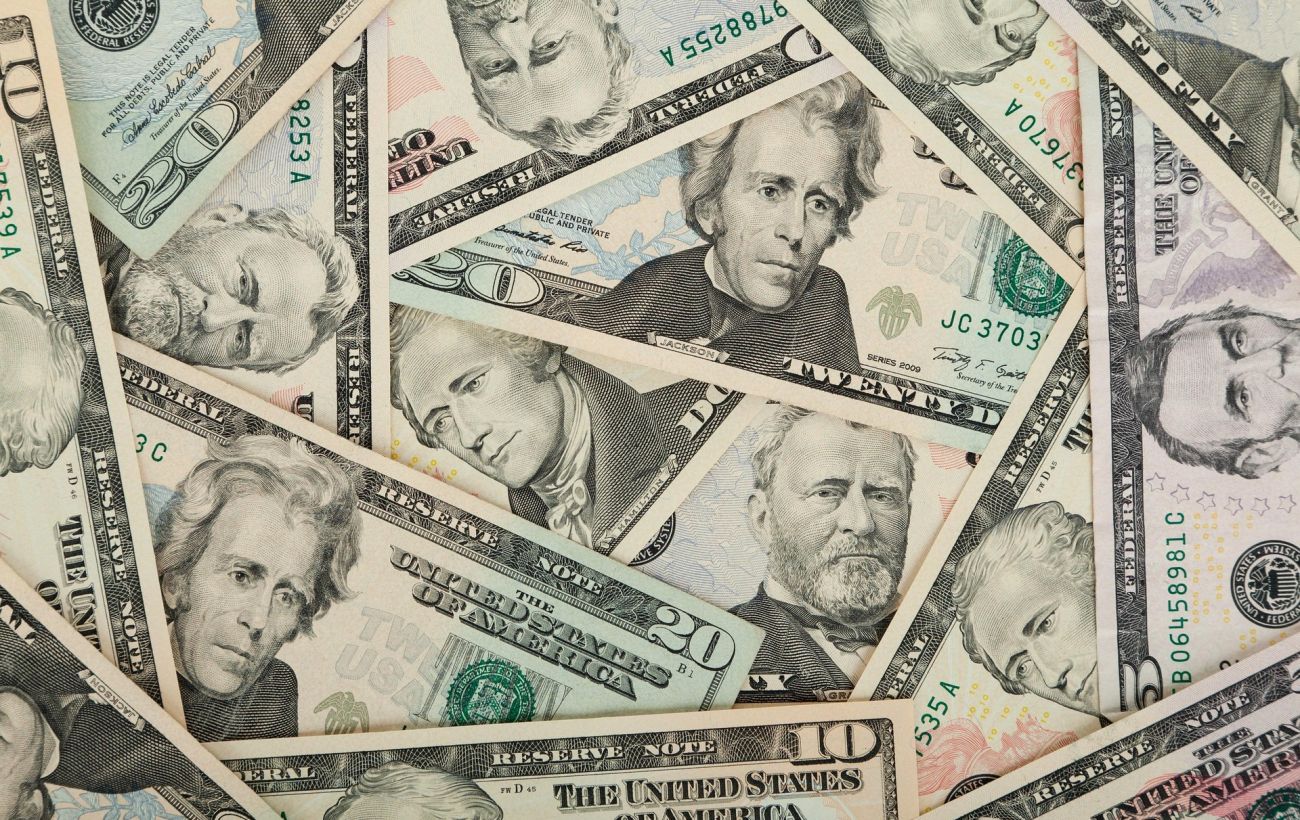 Долар дешевшає, євро йде вгору: який курс в обмінниках