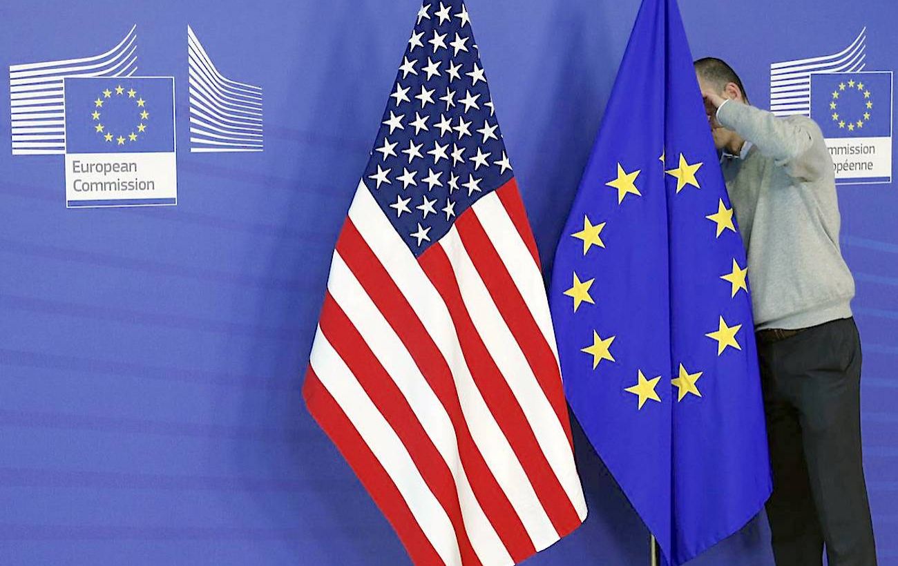 Евросоюз страны сша. Флаги ЕС И США. США И Евросоюз. Европейский Союз и США. ЕС против США.