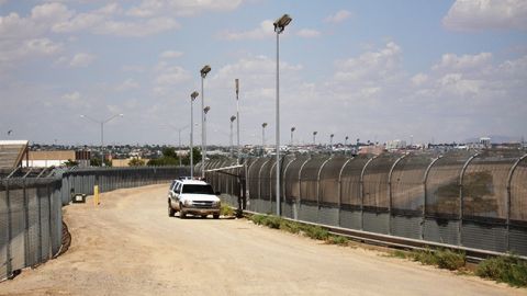 Мексика перебросила тысячи военных на границу с США