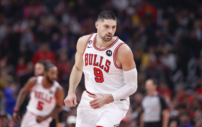 Силовой слэм-данк центрового утвердил победу "Чикаго" дома: момент дня в НБА