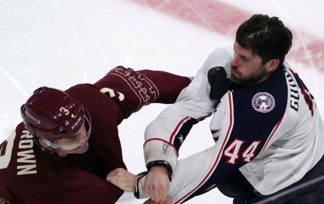 Защитник "Бостона" наказан за подлый трюк, три стычки в университете: драки вечера НХЛ