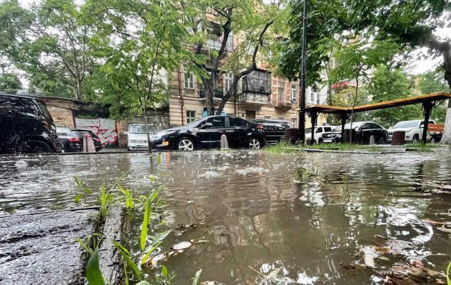 Затопило улицы и остановился транспорт: Одессу накрыл мощный ливень