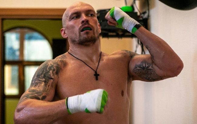 После победы Усик вернул пояса Джошуа: зачем он это сделал (видео)