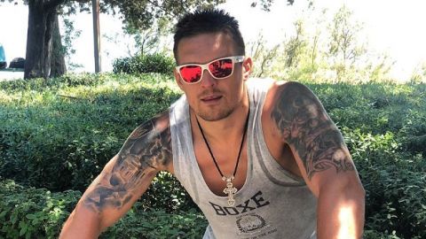 Машет руками не только на ринге: Усик станцевал за рулем внедорожника (видео)