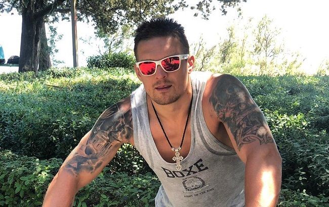 Махає руками не тільки на рингу: Усик станцював за кермом позашляховика (відео)