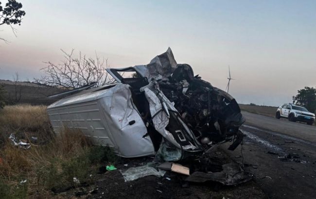 Фургон врізався в мікроавтобуси на Одещині: є загиблі й постраждалі