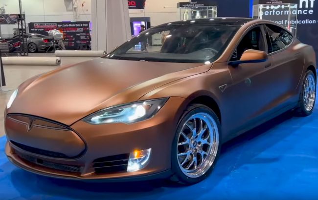 Вперше у світі з мотором V8: електрокару Tesla Model S пересадили ДВЗ від Chevrolet Camaro