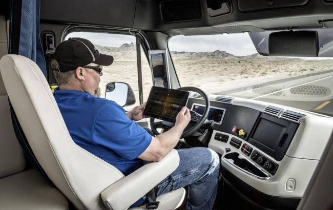 В США выпустили на дорогу первый грузовик с автопилотом