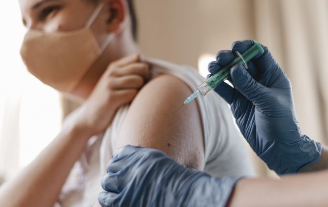 Британський регулятор схвалив використання вакцини Pfizer для підлітків