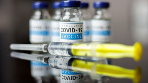 Українцям розповіли про побічні дії вакцини від COVID-19: нехтувати не можна