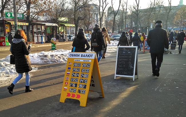 Готівковий курс долара у продажу знизився до 27,67 гривень
