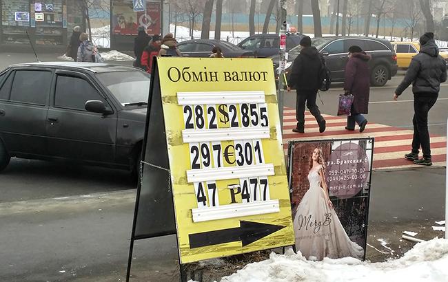 Наличный курс доллара в продаже понизился до 28,11 гривен